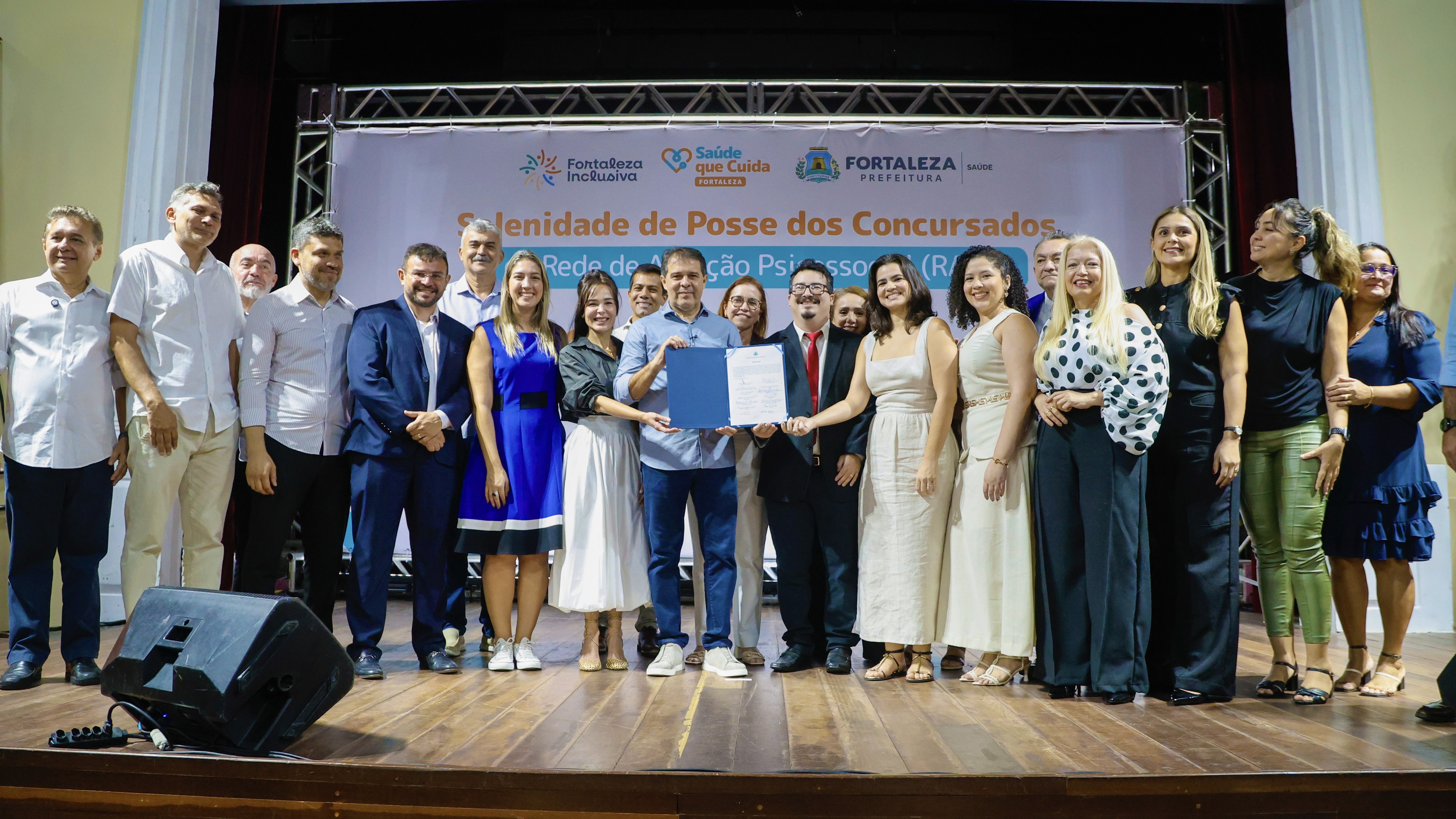grupo de pessoas posa para a foto no palco do teatro são josé